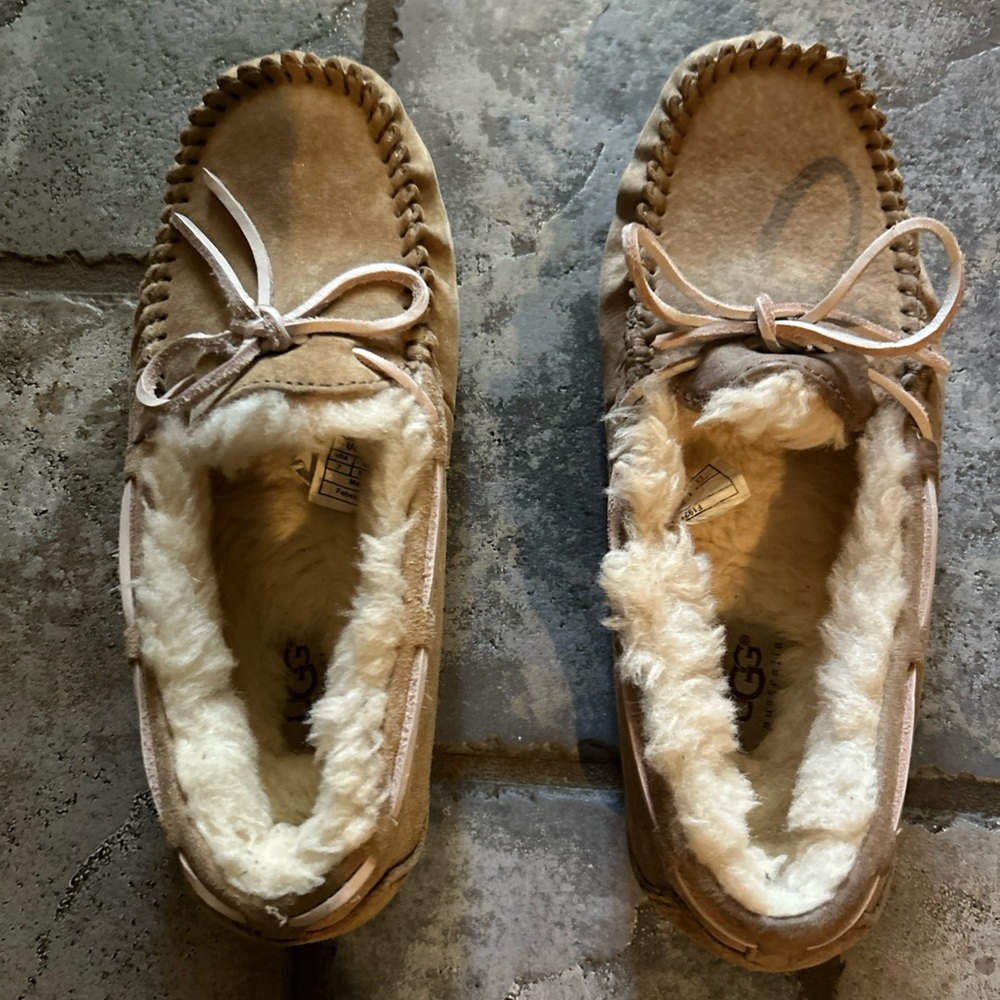 UGG Women's Tan Moccasins with Plush Shearling Lining.  Indoor/outdoor. 6.5 NEW